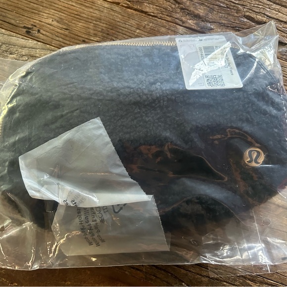 lululemon athletica Handbags - Lululemon everywhere belt bag Fanny pack crossbody black fleece new